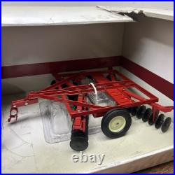 1/16 ERTL IH International Harvester Farmall 560 with Disk NEW IN BOX ZFN44223