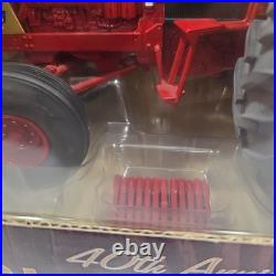 1/16 ERTL International Harvester 1026 Gold Demonstator Tractor (40th Ann.)