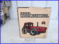 1/16 Ertl International 7488 2+2 Toy Tractor In Box Case IH Farmall Harvester