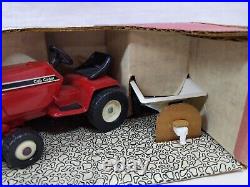 1/16 Ertl International Lawn & Garden 682 Cub Cadet Tractor & Cart Set