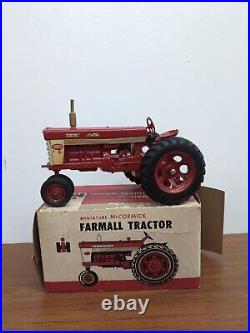 1/16 Eska IH International Harvester Farmall 560 Farm Tractor With Box