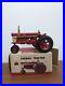 1_16_Eska_IH_International_Harvester_Farmall_560_Farm_Tractor_With_Box_01_tc