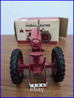 1/16 Eska IH International Harvester Farmall 560 Farm Tractor With Box
