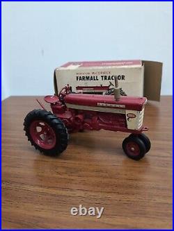 1/16 Eska IH International Harvester Farmall 560 Farm Tractor With Box