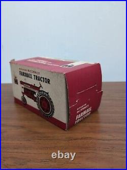 1/16 Eska IH International Harvester Farmall 560 Farm Tractor With Box