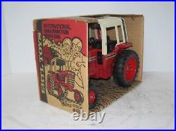 1/16 INTERNATIONAL HARVESTER 1086 NIB 1976 vintage