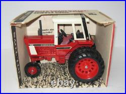 1/16 INTERNATIONAL HARVESTER 1586 withDUALS NIB 1976 vintage