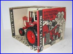 1/16 INTERNATIONAL HARVESTER 1586 withDUALS NIB 1976 vintage