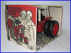 1/16 INTERNATIONAL HARVESTER 1586 withDUALS NIB 1976 vintage/good box