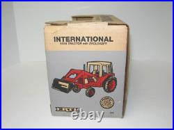 1/16 INTERNATIONAL HARVESTER 1586 withLOADER NIB
