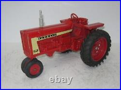 1/16 INTERNATIONAL HARVESTER FARMALL 806 FLAT FENDER good original/1965 vintage