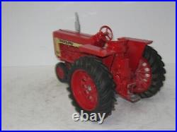 1/16 INTERNATIONAL HARVESTER FARMALL 806 FLAT FENDER good original/1965 vintage