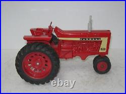 1/16 INTERNATIONAL HARVESTER FARMALL 806 FLAT FENDER good original/1965 vintage