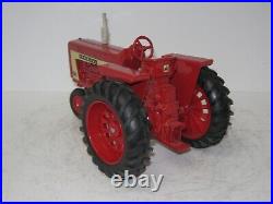 1/16 INTERNATIONAL HARVESTER FARMALL 806 FLAT FENDER good repaint/1965 vintage#1