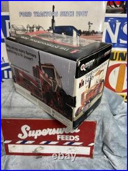 1/16 International Harvester 1456 Tractor With Canopy, Precision Key Chaser