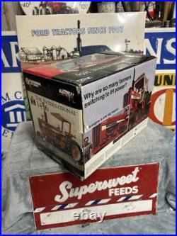 1/16 International Harvester 1456 Tractor With Canopy, Precision Key Chaser