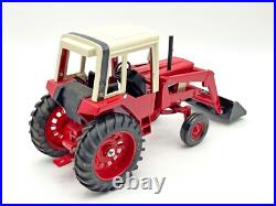 1/16 International Harvester 1586 Tractor With Loader