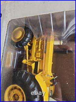 1/16 International Harvester 21256 Industrial Tractor With FWA