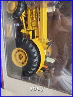 1/16 International Harvester 21256 Industrial Tractor With FWA