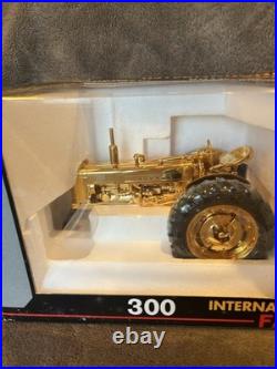 1/16 International Harvester Farmall 300 & 400 Gold 50th Anniversary Tractor Set
