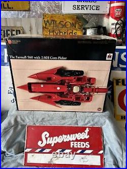 1/16 International Harvester Farmall 560 Tractor With Corn Picker Precision