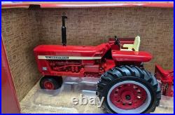1/16 International Harvester Farmall 756 Tractor Narrow Front with 4-Bottom Plow