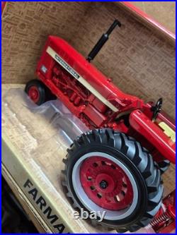1/16 International Harvester Farmall 756 Tractor Narrow Front with 4-Bottom Plow