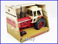1/16 International Harvester Farmall 856 Tractor with Cab 1997 IH Collectors