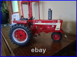 1/16 International Harvester Hydro 70 Farmall Tractor With Narrow Front