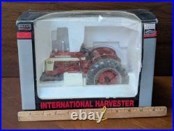 1/16 SpecCast Farmall 340 Gas Tractor withnarrow Front NOS international harvester