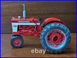 1/16 SpecCast Farmall 340 Gas Tractor withnarrow Front NOS international harvester