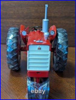 1/16 SpecCast Farmall 340 Gas Tractor withnarrow Front NOS international harvester