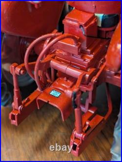 1/16 SpecCast Farmall 340 Gas Tractor withnarrow Front NOS international harvester