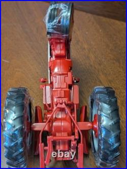 1/16 SpecCast Farmall 340 Gas Tractor withnarrow Front NOS international harvester