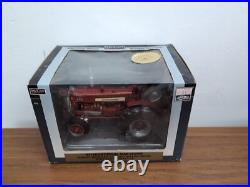 1/16 SpecCast International Harvester Farmall W450D Tractor Williams Grove