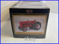 1/16 SpecCast International Harvester W400 Gas Tractor 2011 Special Edition