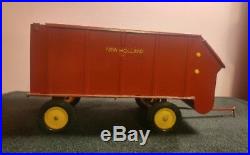 1/16 VINTAGE Ertl Farm Toy New Holland Chuck Forage Wagon