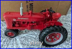 1/8 Scale Mccormick-Deering Farmall M International Harvester Tractor withfenders