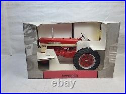 1/8 Scale Models International Harvester Farmall 560 Narrow Front Toy Tractor