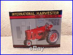 2002 Spec Cast 1/16 Diecast International Harvester 400 Farmall Diesel Tractor