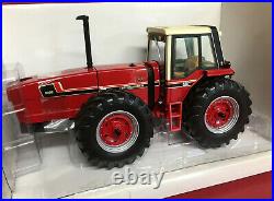 2011 Britains 1/32 International 3588 Tractor No42651 MIB