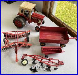 ERTL 1/16 IH International Harvester 1586 tractor with duals, 4 Implements 1980's
