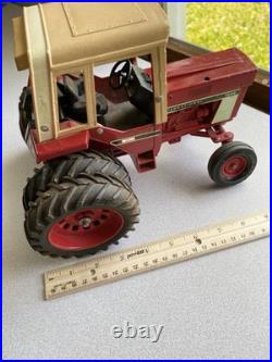 ERTL 1/16 IH International Harvester 1586 tractor with duals, 4 Implements 1980's