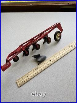ERTL 1/16 IH International Harvester 1586 tractor with duals, 4 Implements 1980's