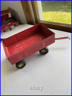 ERTL 1/16 IH International Harvester 1586 tractor with duals, 4 Implements 1980's