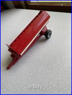 ERTL 1/16 IH International Harvester 1586 tractor with duals, 4 Implements 1980's