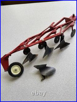 ERTL 1/16 IH International Harvester 1586 tractor with duals, 4 Implements 1980's