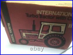 ERTL 1/16 International Harvester Turbo Tractor Cab 1466 Farmall Duals R/W Box