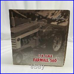 ERTL 1/8 Scale Model Case International Harvester Farmall 560 Diesel Tractor Toy