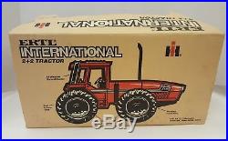 ERTL International 2+2 Tractor 1/16th Scale & Hay Rake 446 464 6388